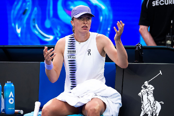 Швёнтек пришлось порвать свою юбку по ходу матча Australian Open-2026