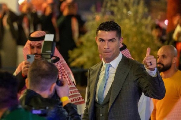"Я знаю, как все устроено". Роналду скептически отнесся к награде FIFA, которую получил Месси