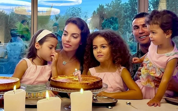 "В окружении сильных женщин!": Роналду поздравил семью с 8 марта