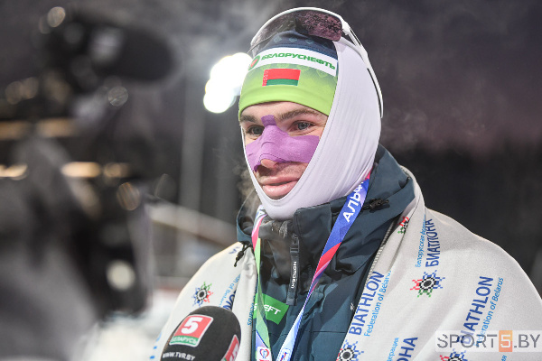 "Возьми телефон, детка": Лазовский в прямом эфире повторил тренд из Тик-Тока