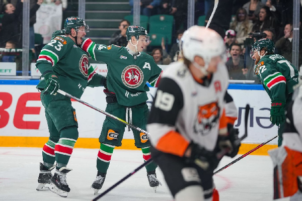 "Ак Барс" выиграл второй матч подряд у "Амура" благодаря двум очкам Алистрова