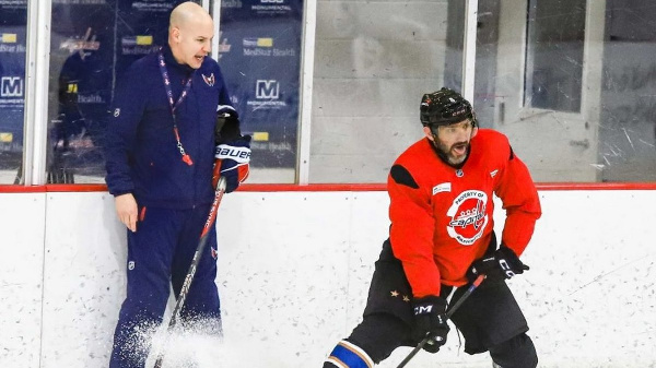 Александр Овечкин подарил свою шайбу главному тренеру "Вашингтона"