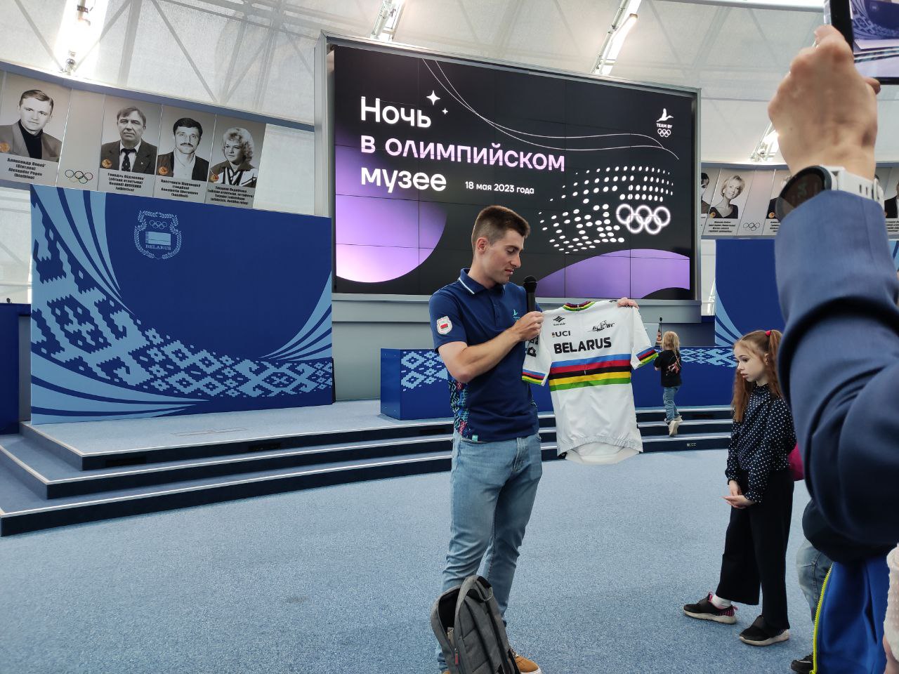 Евгений Королёк передал в музей НОК майку чемпиона мира
