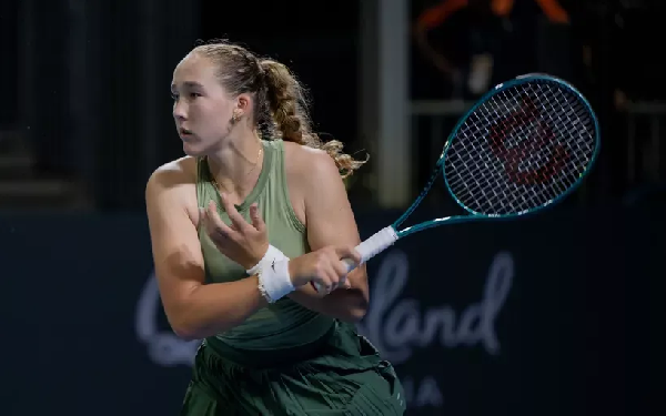 Россиянка Мирра Андреева дважды не смогла выполнить подачу из-за гудка поезда