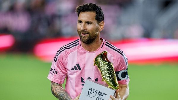 "Это обман людей": фанаты Месси из Индии закидали футболиста стульями