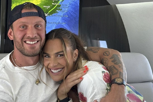 "Вам стоит надеть солнечные очки": Соболенко продолжает хвастаться помолвочным кольцом за  $3 млн — ВИДЕО