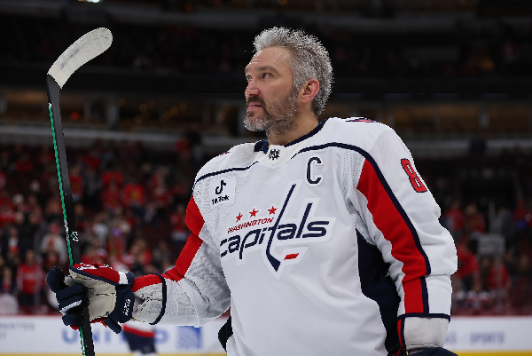 Овечкин забросил "Монреалю": сколько осталось шайб до рекорда Уэйна Гретцки? 