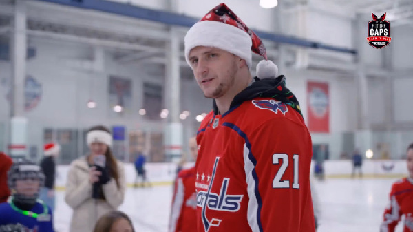 Алексей Протас примерил роль Санты: "Вашингтон" провел милую акцию для детей