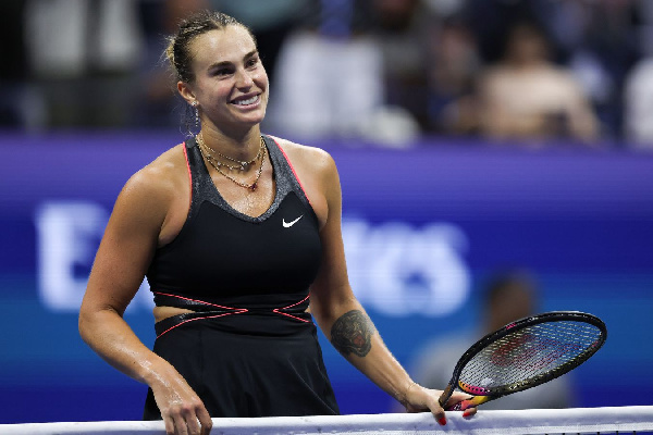 Арина Соболенко оставила автограф на лбу у известного ведущего