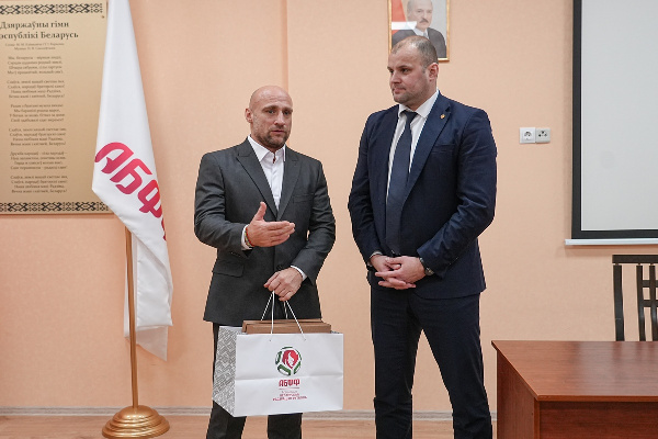 Евгений Булойчик поздравил Нико Альварадо с победой в номинации "Лучший тренер мира"