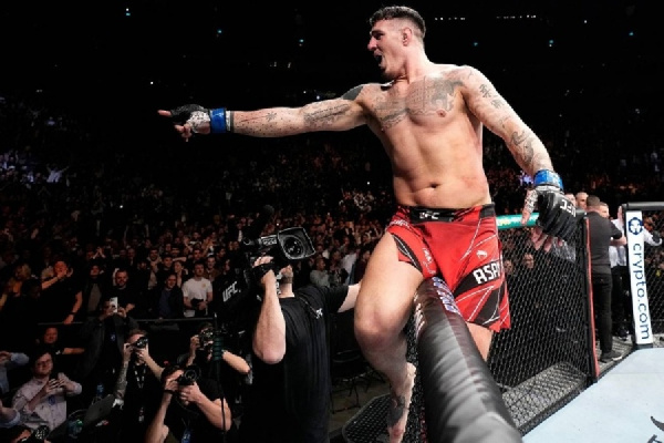 Английский боец без боя стал абсолютным чемпионом UFC в тяжелом весе