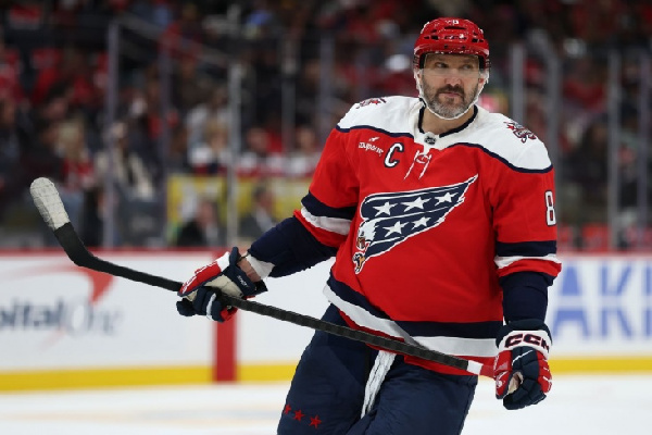 Александр Овечкин поделился фотографиями с семьей на фоне елки