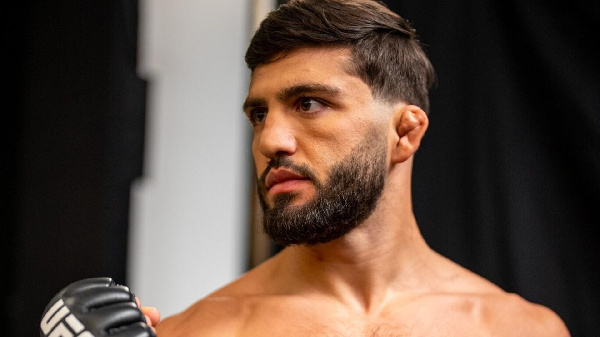 ВИДЕО: Царукян поддержал Чимаева после поражения в бою за титул UFC в среднем весе