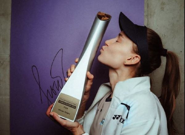 ФОТО: Рыбакина устроила фотосессию с трофеем Штутгарта