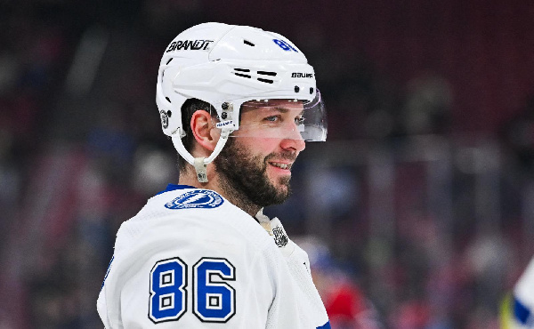 Никита Кучеров установил уникальный рекорд XXI века, повторив достижение Гретцки и Лемье