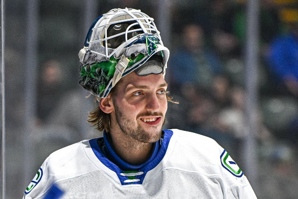 Никита Толопило вышел спасать "Ванкувер", но "акулы" уступили лучшей команде Востока в НХЛ