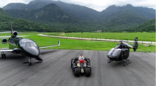 Самолет, вертолет, бэтмобиль: Неймар устроил фотосессию с личным транспортом 