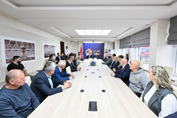 Президент НОК Виктор Лукашенко поздравил Минспорта с 30-летием
