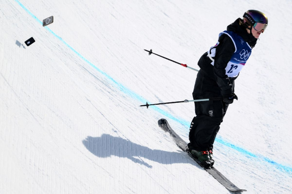 Курьез на Олимпиаде: телефон выпал из кармана фристайлистки во время ее попытки