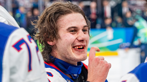 Автор победной шайбы сборной США лишился зуба во время финального матча против Канады