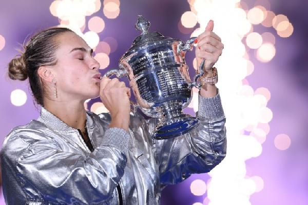 Арина Соболенко и Карлос Алькарас сделали совместное фото с трофеями US Open