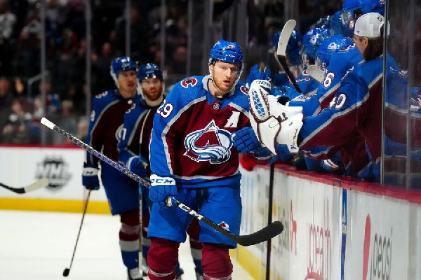 "Колорадо" одолел "Ванкувер" и укрепил лидерство на "Запада": проявили ли себя белорусы?