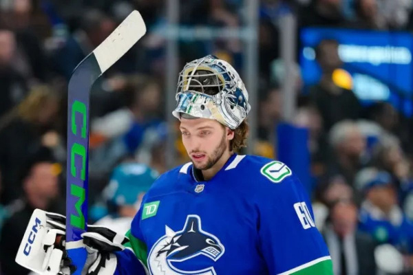 Главный тренер "Ванкувера" — об игре Толопило: "Некоторые шайбы не должны были залетать"