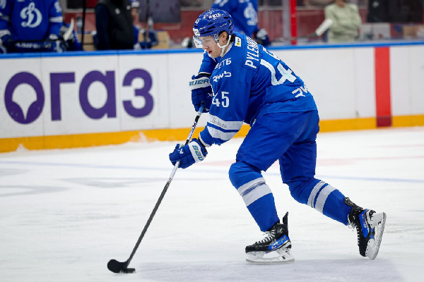 Защитник московского "Динамо" заявил, что качество клюшек и коньков сейчас упало