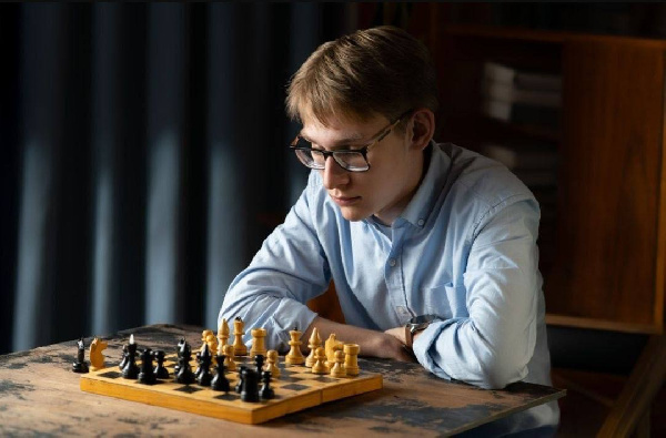 Денис Лазавик стал победителем турнира имени Анатолия Карпова