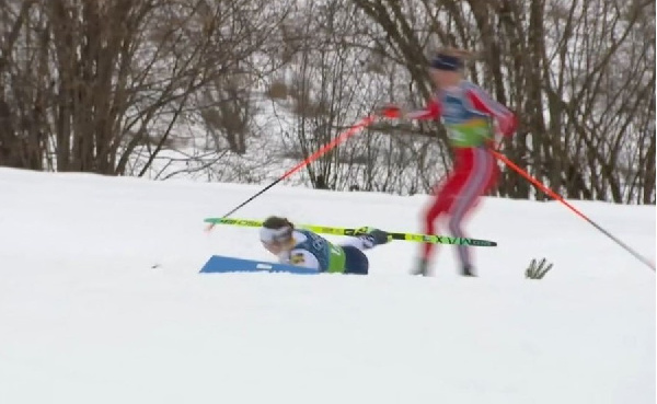 Король Швеции пошутил над лыжницей, упавшей во время гонки на Олимпиаде