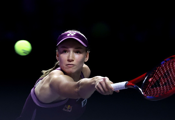 Елена Рыбакина обыграла Джессику Пегулу в полуфинале Итогового турнира и ждет встречи с Ариной Соболенко