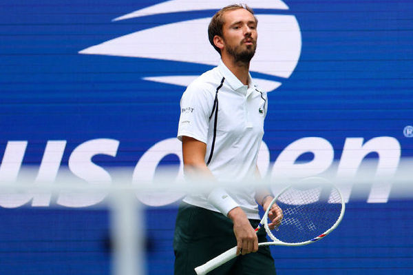 Медведеву не засчитали очко во время матча US Open из-за воробьев, но он всё равно прошел дальше