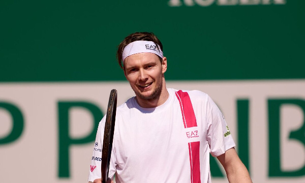 Александр Бублик разгромил Баэса и вышел в третий раунд турнира ATP-1000 в Риме