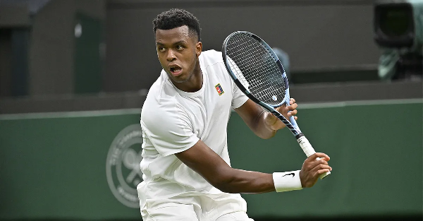 Теннисист попал себе в глаз мячом во время матча ATP-250 в Монпелье