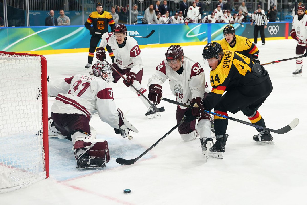 Сборная Латвии одержала первую победу на Олимпиаде-2026