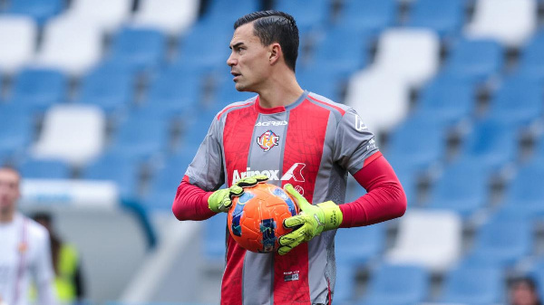 Фанаты "Интера" бросили петарду в голкипера "Кремонезе" во время матча: Аудеро на время потерял слух