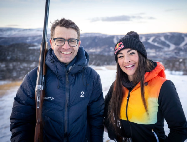 Муж Домрачевой и самая красивая биатлонистка мира посоревновались в стрельбе