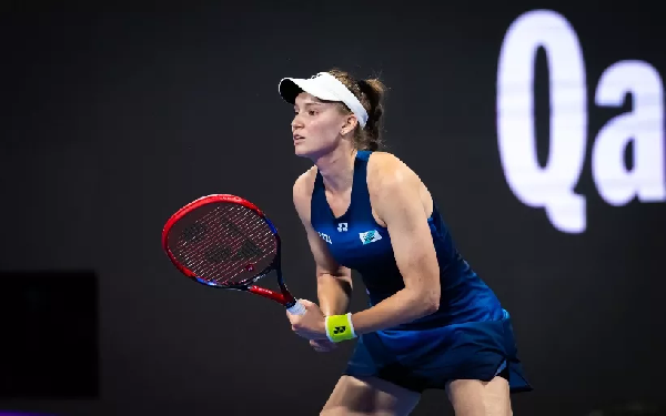 Рыбакина в напряженном матче обыграла олимпийскую чемпионку и вышла в 1/4 WTA-1000 в Дохе