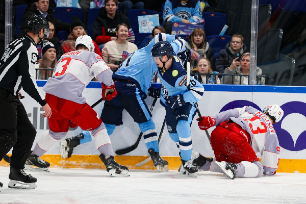 "Спартак" вырвал победу у "Сибири" в матче КХЛ, уступая по ходу 0:4