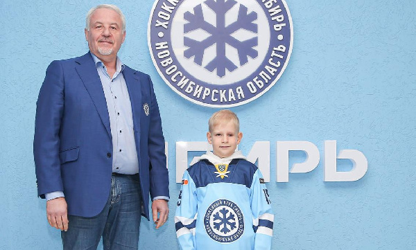 В жёсткой игре есть место добру: "Сибирь" подписала однодневный контракт с восьмилетним мальчиком