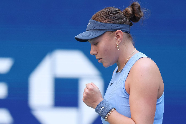 Анисимова с "баранкой" обыграла Шуай и вышла в 1/8 финала Пекина