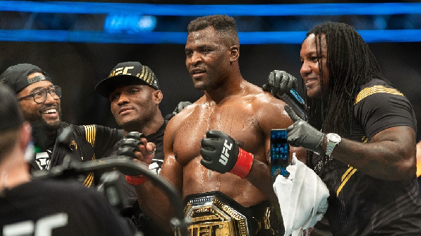Новый кавалер. Ким Кардашьян наменула на отношения с экс-чемпионом UFC