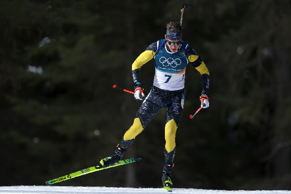 Победитель мужского спринта в биатлоне не может одержать победу в пасьюте после успеха мужа Домрачевой Бьёрндалена в 2002 году