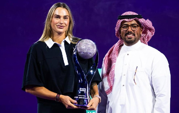 Арина Соболенко получила трофей первой ракетки мира по итогам 2025-го года