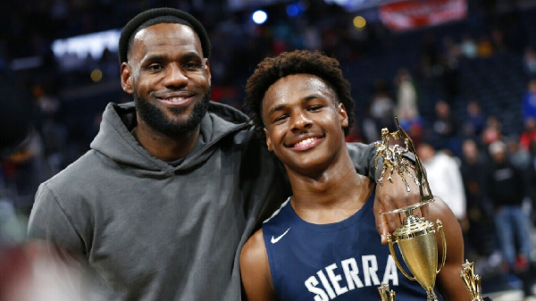 Наследие. "Лейкерс" выбрали на драфте сына Леброна Джеймса Бронни. Отец и сын могут сыграть в матче впервые в истории НБА