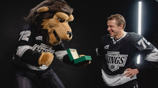 Россиянин подарил часы маскоту клуба НХЛ, чтобы получить свой игровой номер