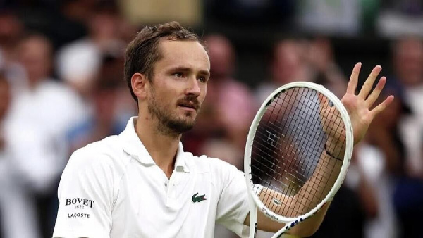 Медведев в напряженной борьбе смог пробиться в 1/8 Australian Open