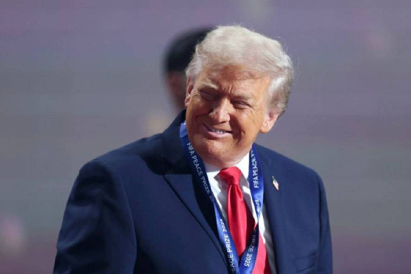 Трамп примерил золотую медаль ОИ-2026 Ткачака и отказался её возвращать