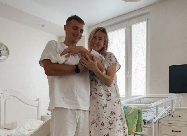 Какая прелесть! Динара Смольская опубликовала милое фото мужа с сыном