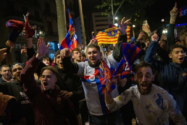 УЕФА возбудил дело против "Барселоны" из-за проявления расизма её фанатами